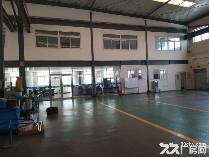 铁西区开发区开发大道厂房办公2500平出租。厂房砖混结构，举架9米，吊车10吨5