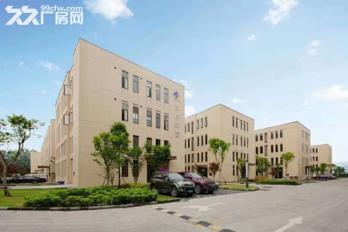 华福路附近轻轨旁交通便捷
