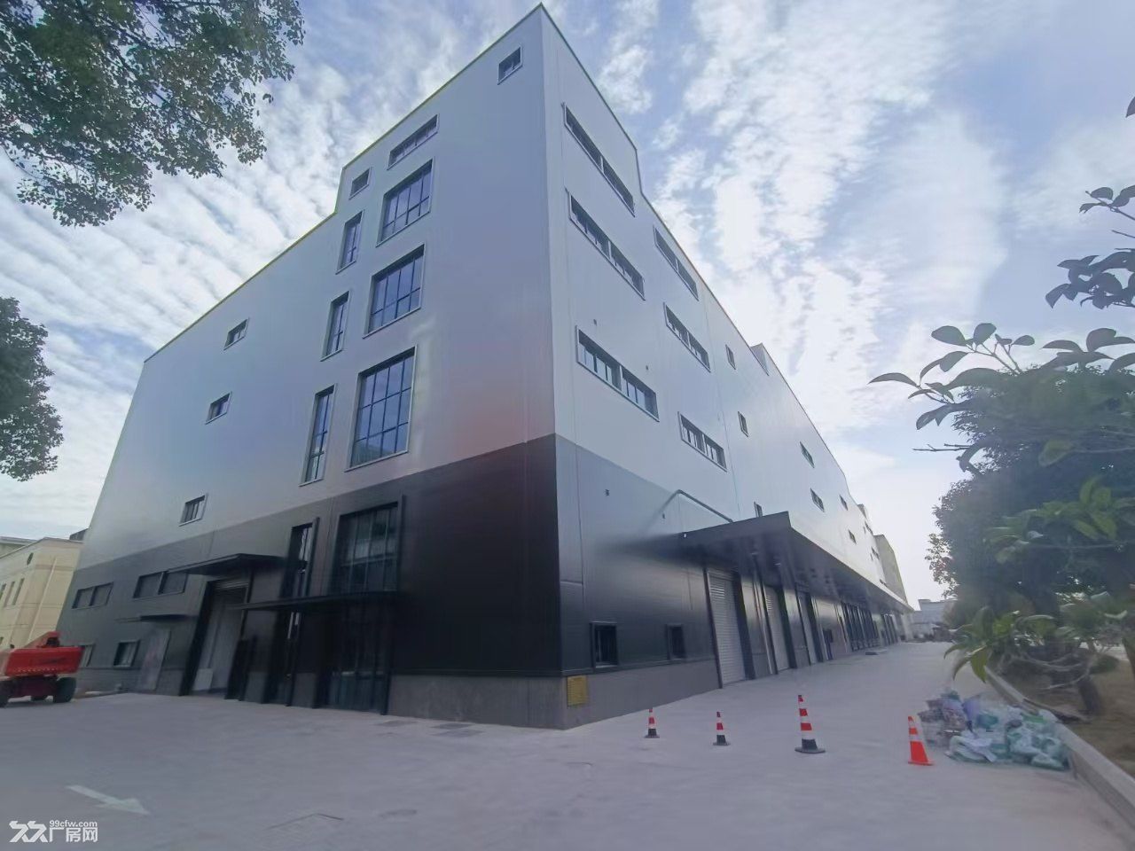 松江工业区26000平米厂房出租，可分