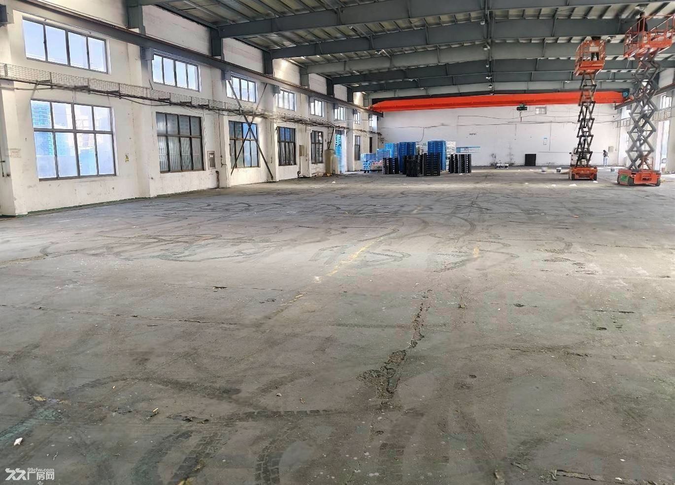 房东直租:青浦工业区独栋单层带航车厂房1100平,场地宽敞,有空地