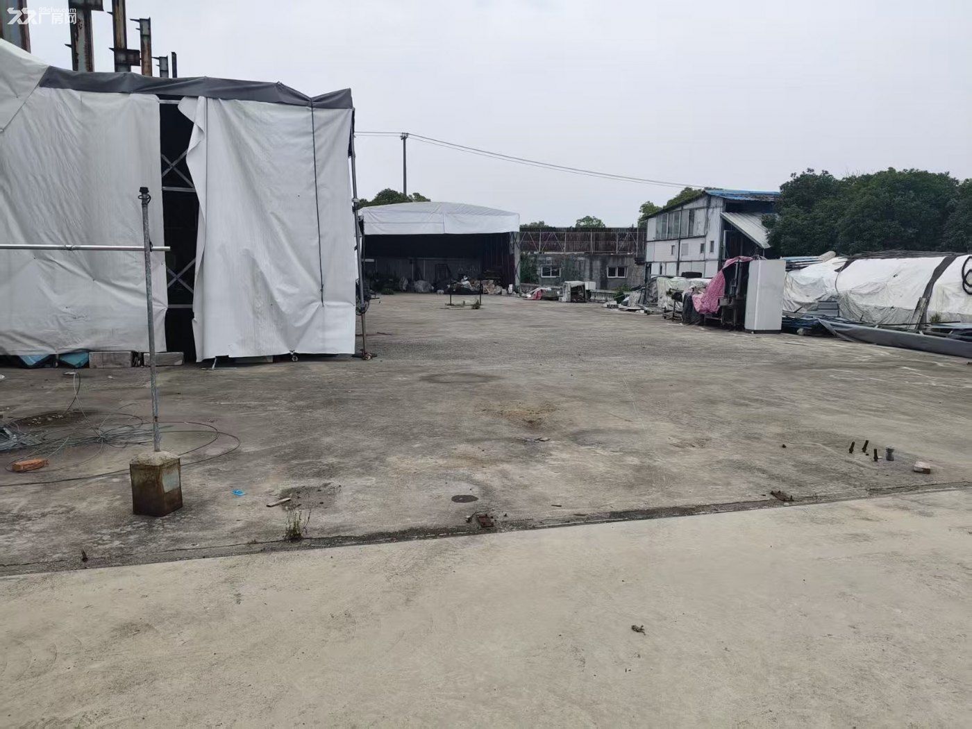 出租独门独院带行车厂房带三亩水泥空地三个大门可分多个独门独院