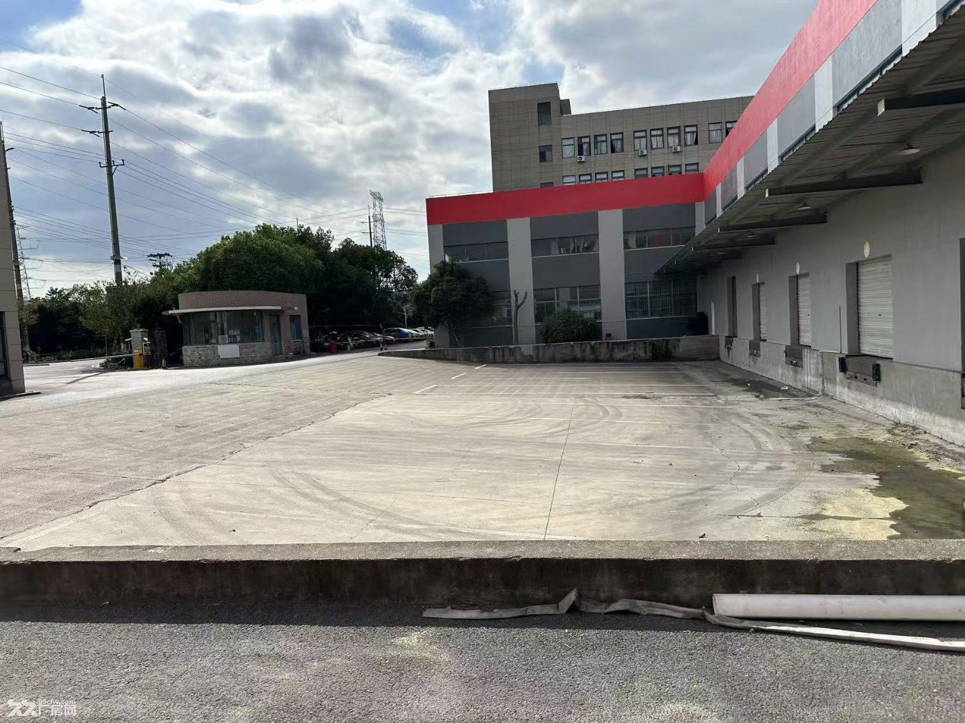 高平台库,金刚砂地面,正对大门,层高10米,非中介,无公摊