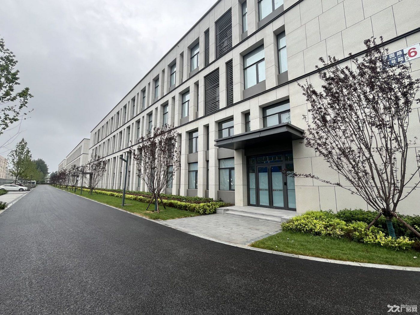 项目依托北京大兴新国际机场,承载成长型企业和高端科技研发的高精尖技术企业。 - 5