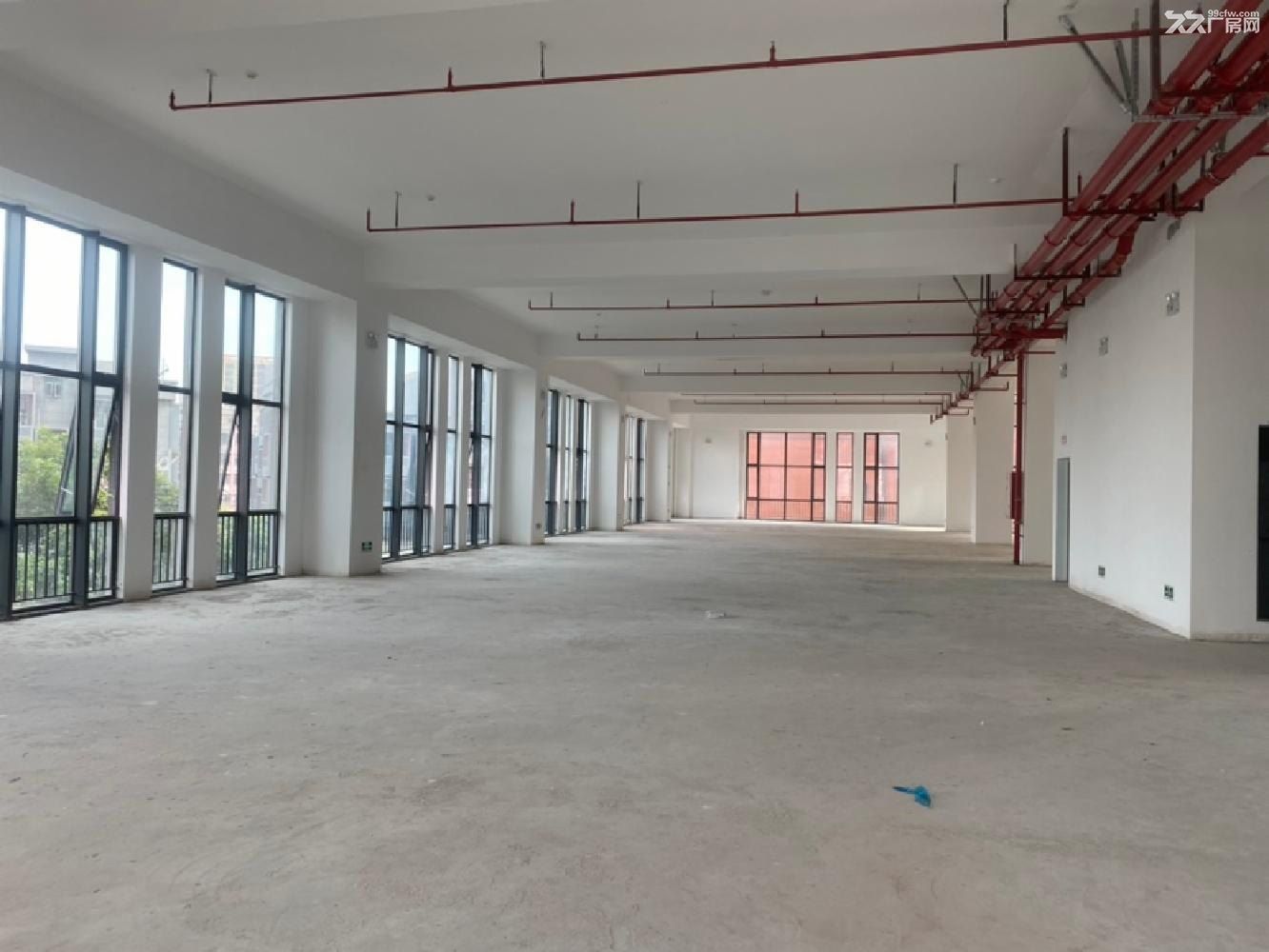 深圳松岗地铁口旁新建红本重工业厂房