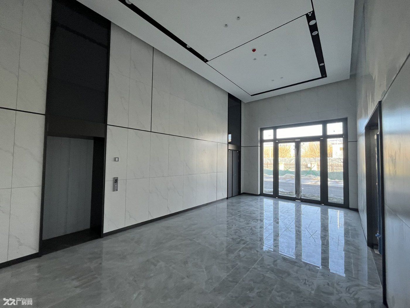 项目依托北京大兴新国际机场,承载成长型企业和高端科技研发的高精尖技术企业。 - 7