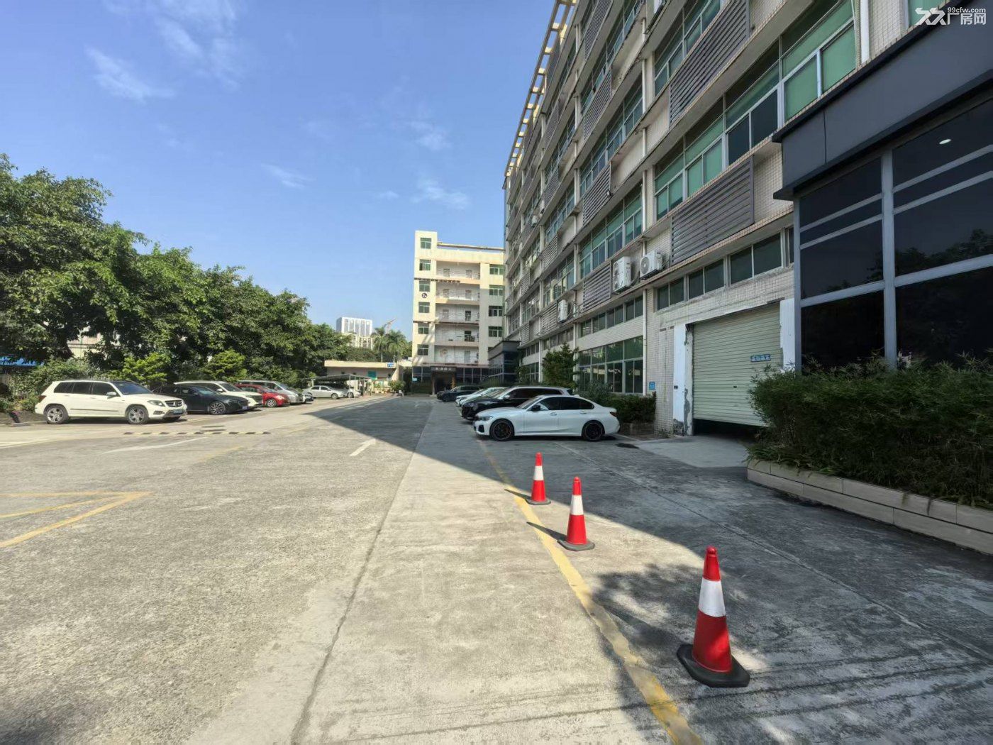 龙华大型工业区一二楼5200平厂房出租