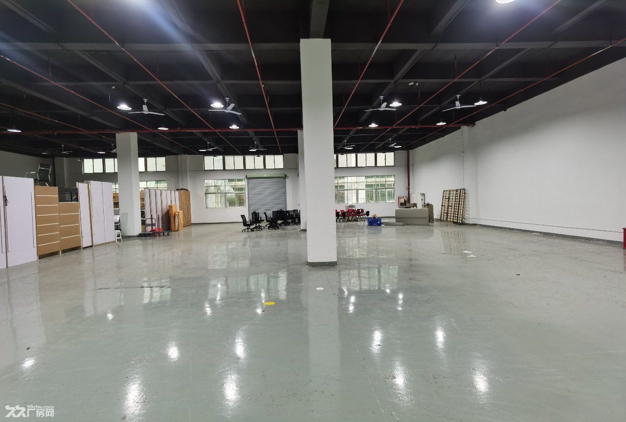 深圳龙华商业中心旁边一楼840平米一楼全新地坪漆厂房出租