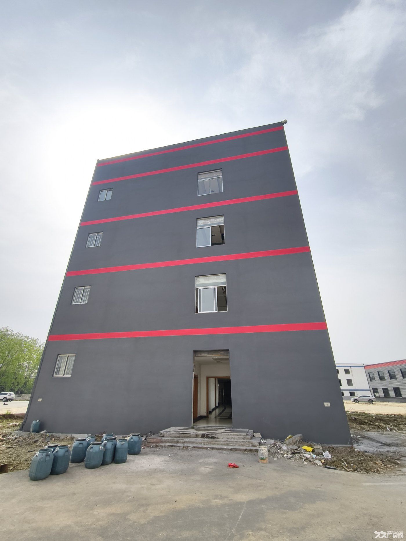 243 亩厂房位于住宅集中区旁，6 公里商圈覆盖，主道环绕交通便捷 - 7