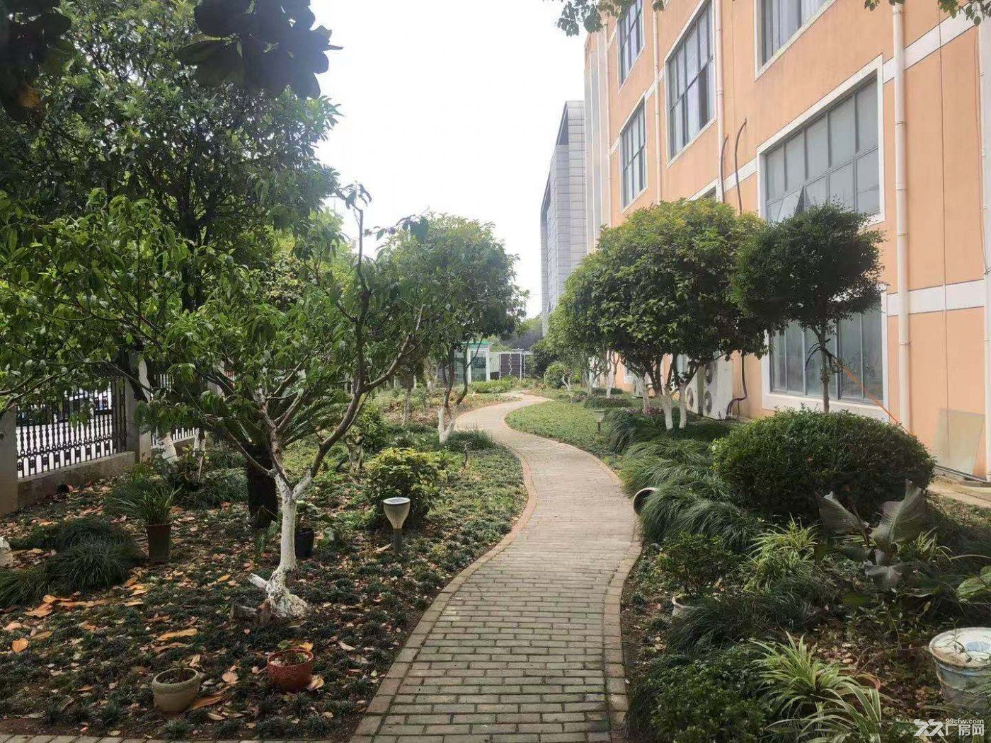 临港万祥工业园区 3800平独栋厂房 房东直租 交通便捷 停车方便 - 2