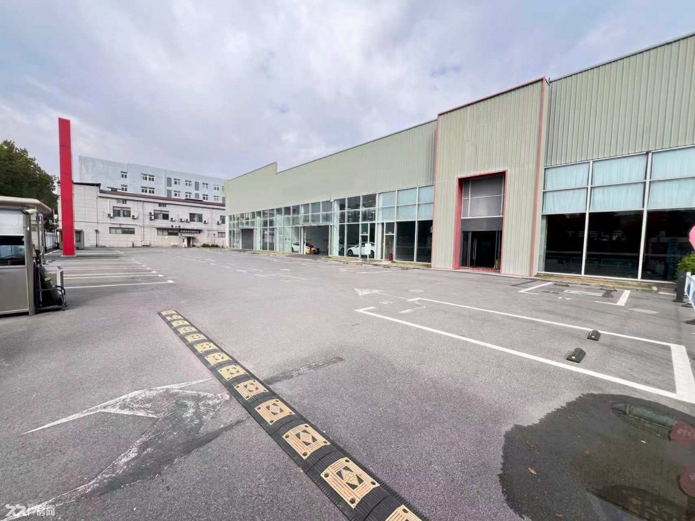 闵行吴泾28000㎡优质空地招租+可展示面4s店项目（可分租）（证照齐全）