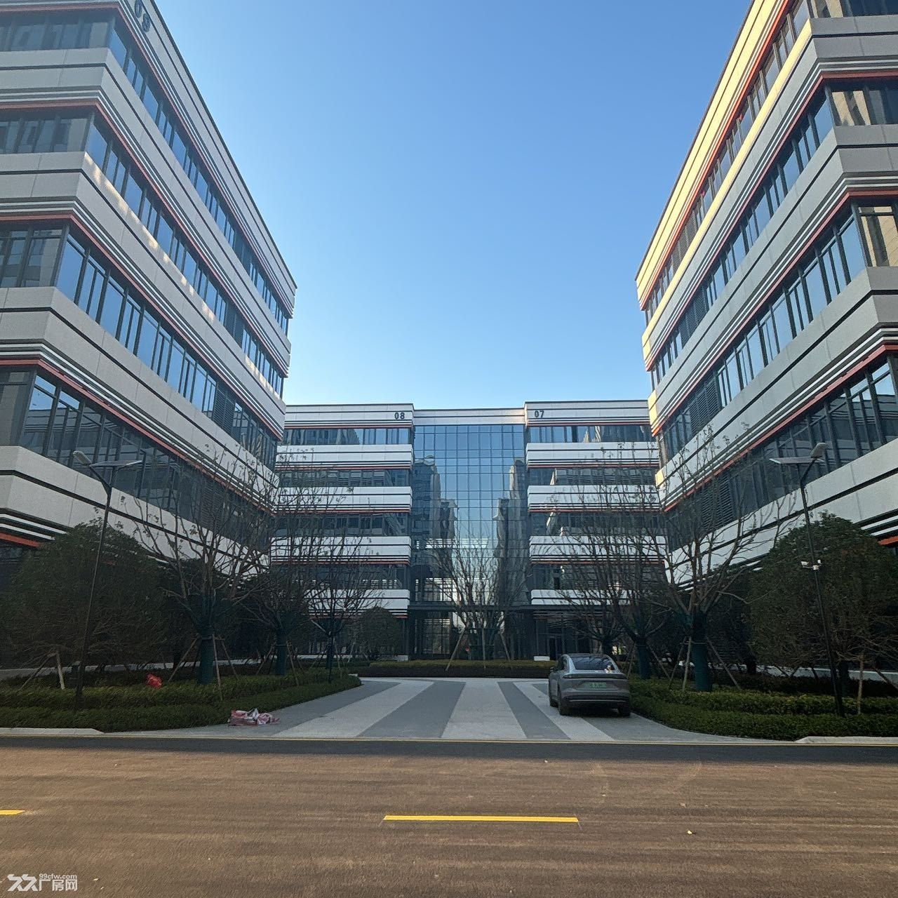 出租青剑湖全新厂房0.83元/平/天，价格可谈，近地铁口，环境优美