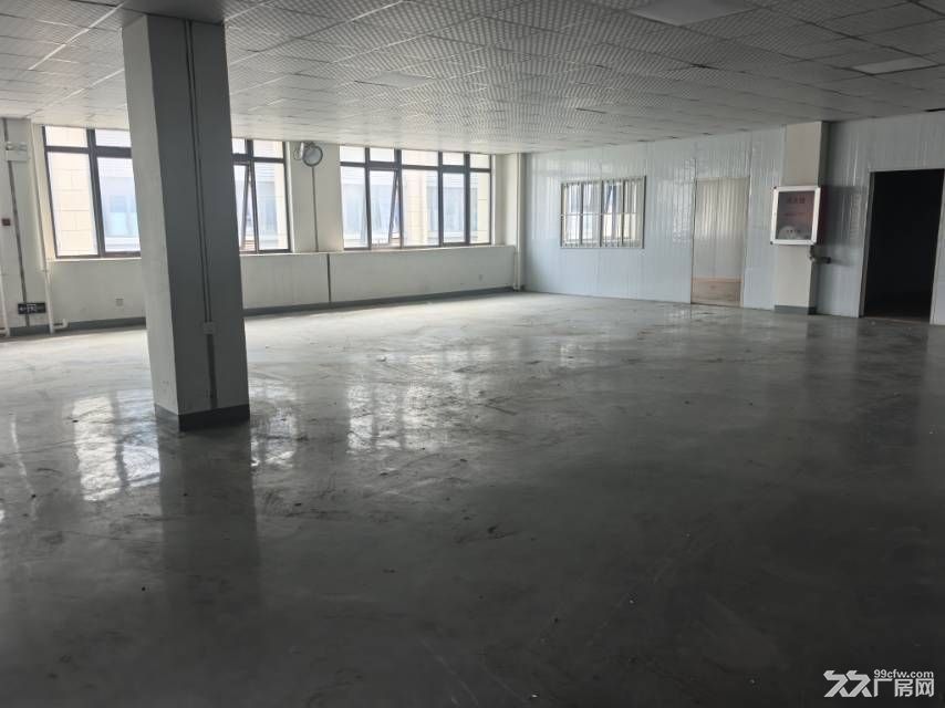 出租新站区标准厂房350平，有分割好的办公区域和做好的地坪漆