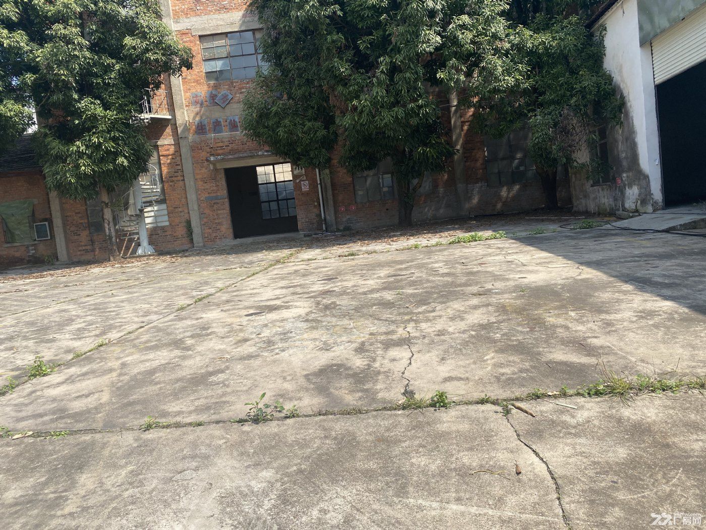 地理位置优越，交通非常便利，道路四通八达，货物运输便捷，水泥路直达。 - 2