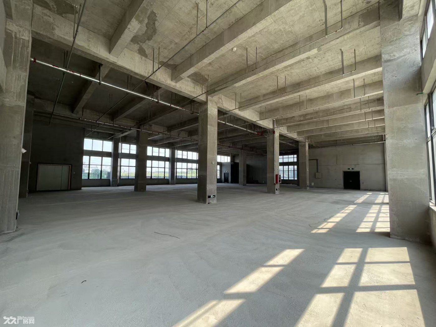 出售新区经济开发区一楼现房，900万，低首付，可行车，可抵税办公研发生产仓储