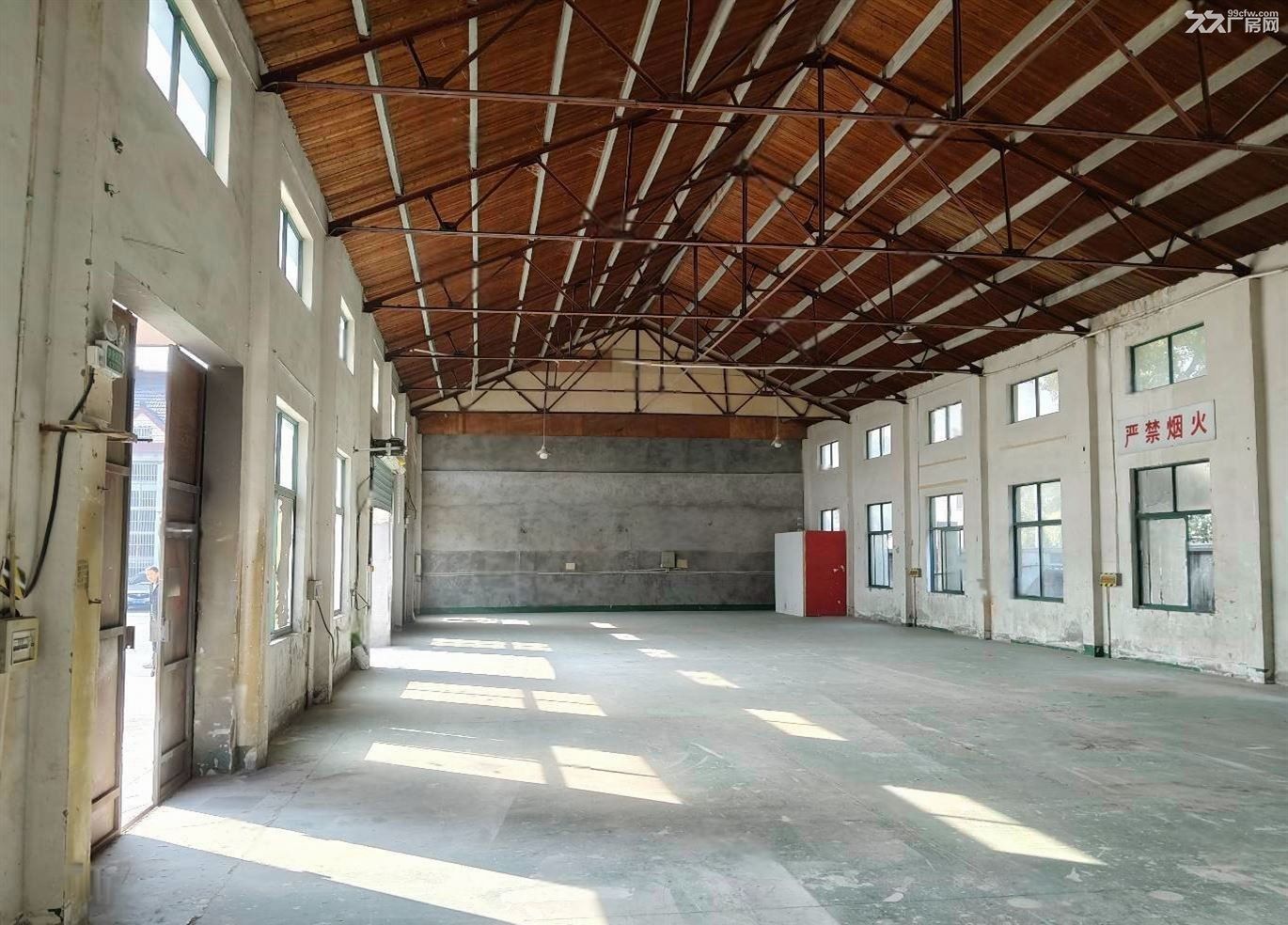 物业招租:白鹤工业区独栋550平,配有办公,场地免费棚子使用,停车免费