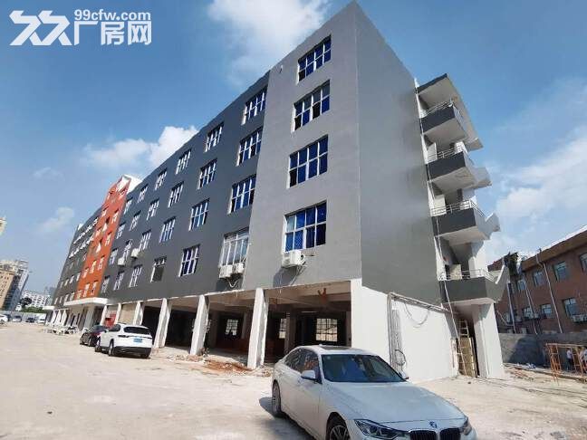 龙华油松东吴工业区一楼厂房1400平，空地大，货车可进，合同年限长
