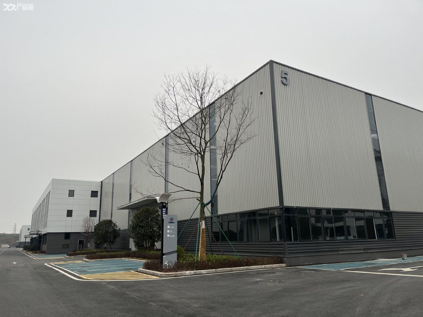 重庆主城12米层高单层钢构厂房现房租售,动力电充足,位置优越,交通便利,招工方便