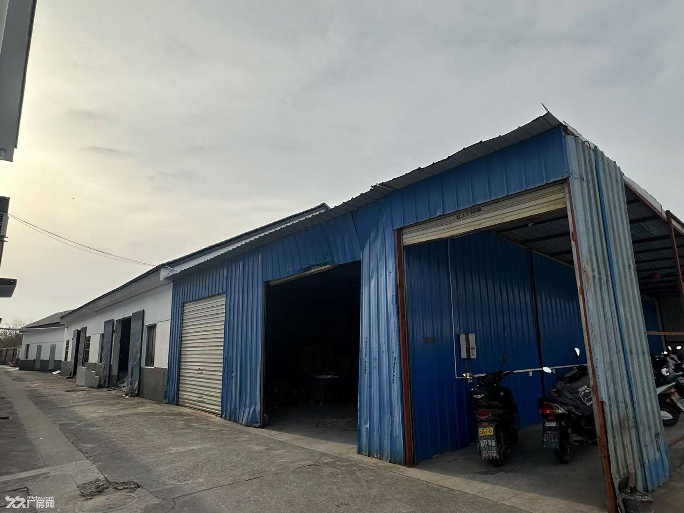 独门独院、两间一层车间以及两层高办公楼,基础设施完善,可立即投产