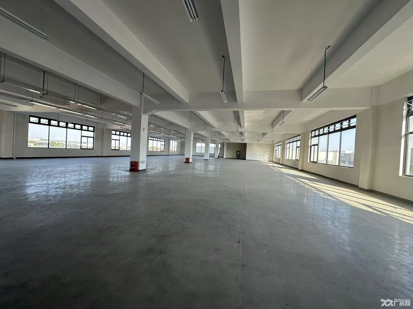 一首业主直租，标准104板块，独门独院，开通天然气，配电800KV