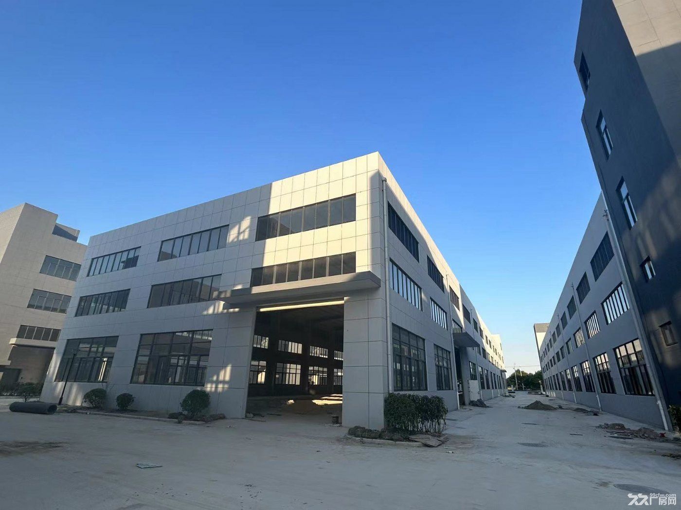 单层独们独院厂房出售 周边配套齐全 仅靠高速出口 价格便宜