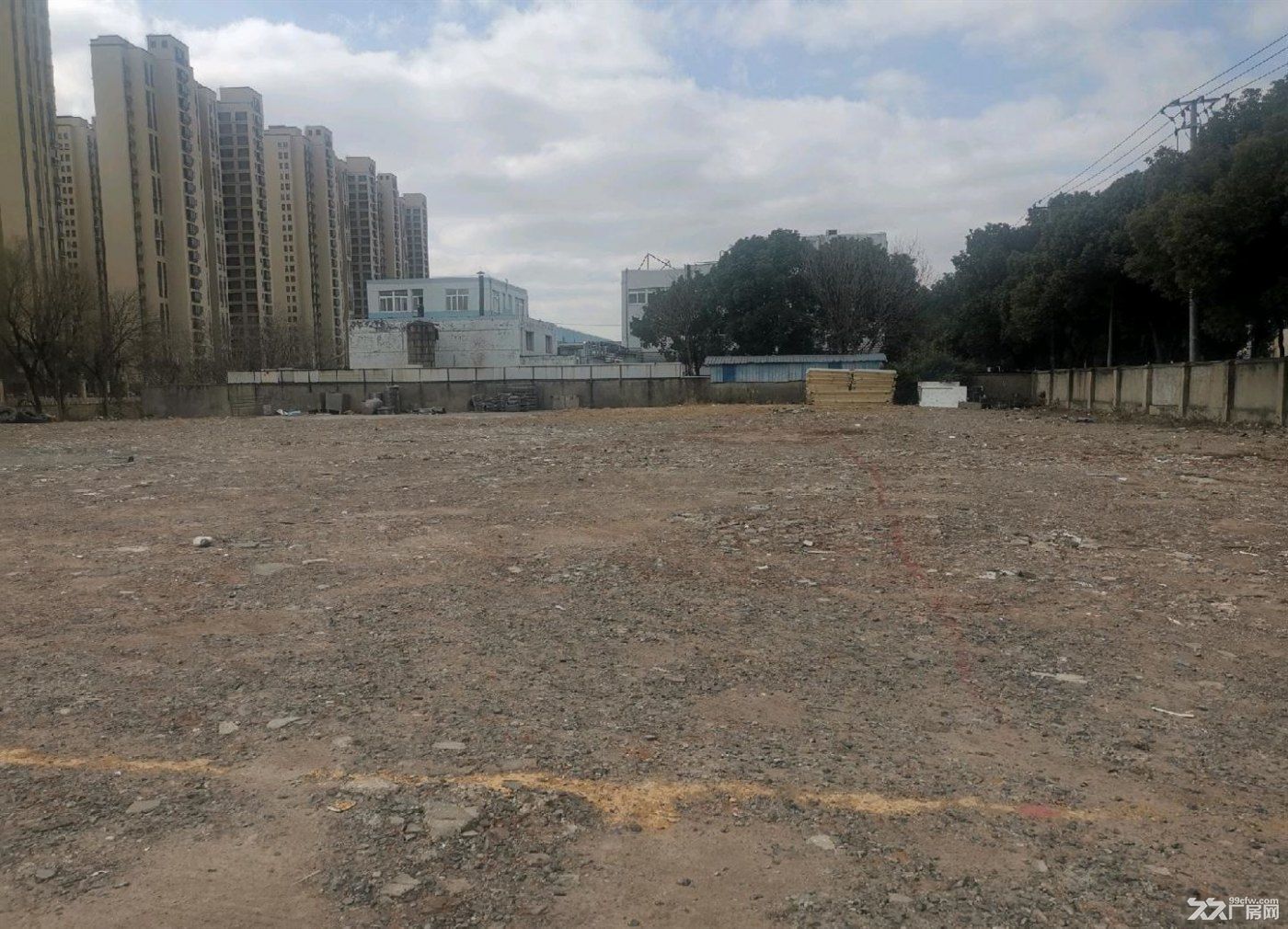 房东出租:;房东出租::独门独院,40亩石子地,交通便捷,价格可谈。