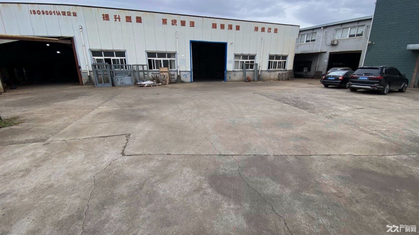房东直租：曹安公路主干道独门独院厂房出租，带行车，带办公室，行业不限