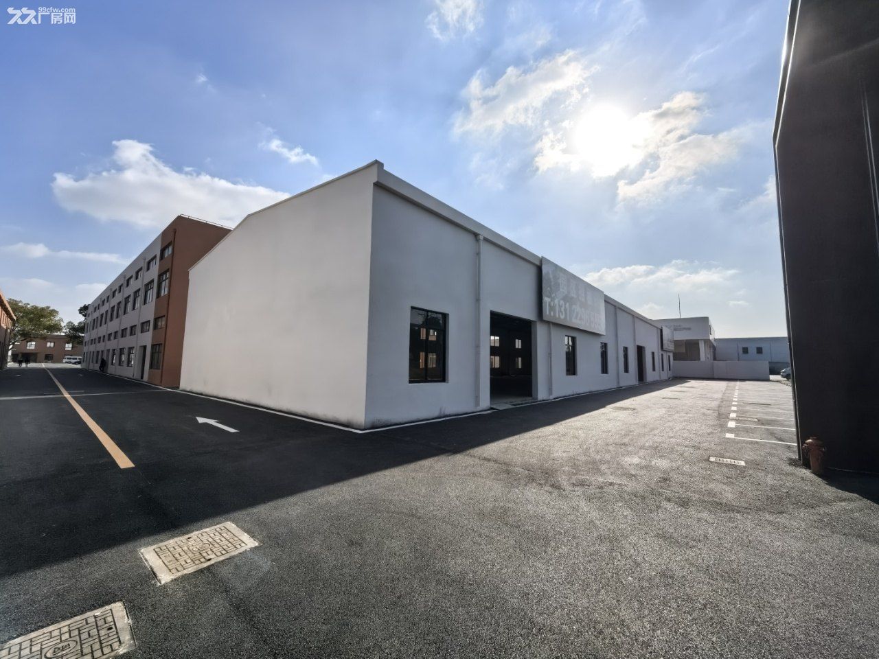 地铁站18号线200米,沿街独栋2000平米(展示面60米)