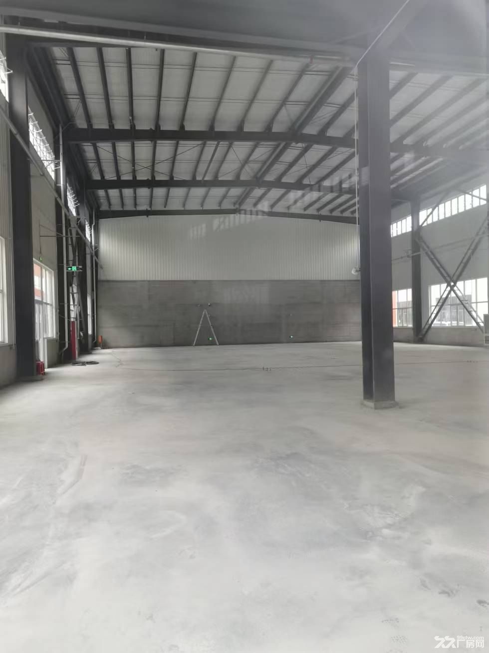 出售滨海新区飞地华苑板块，独栋1000㎡单层厂房，可环评，可安10吨行车
