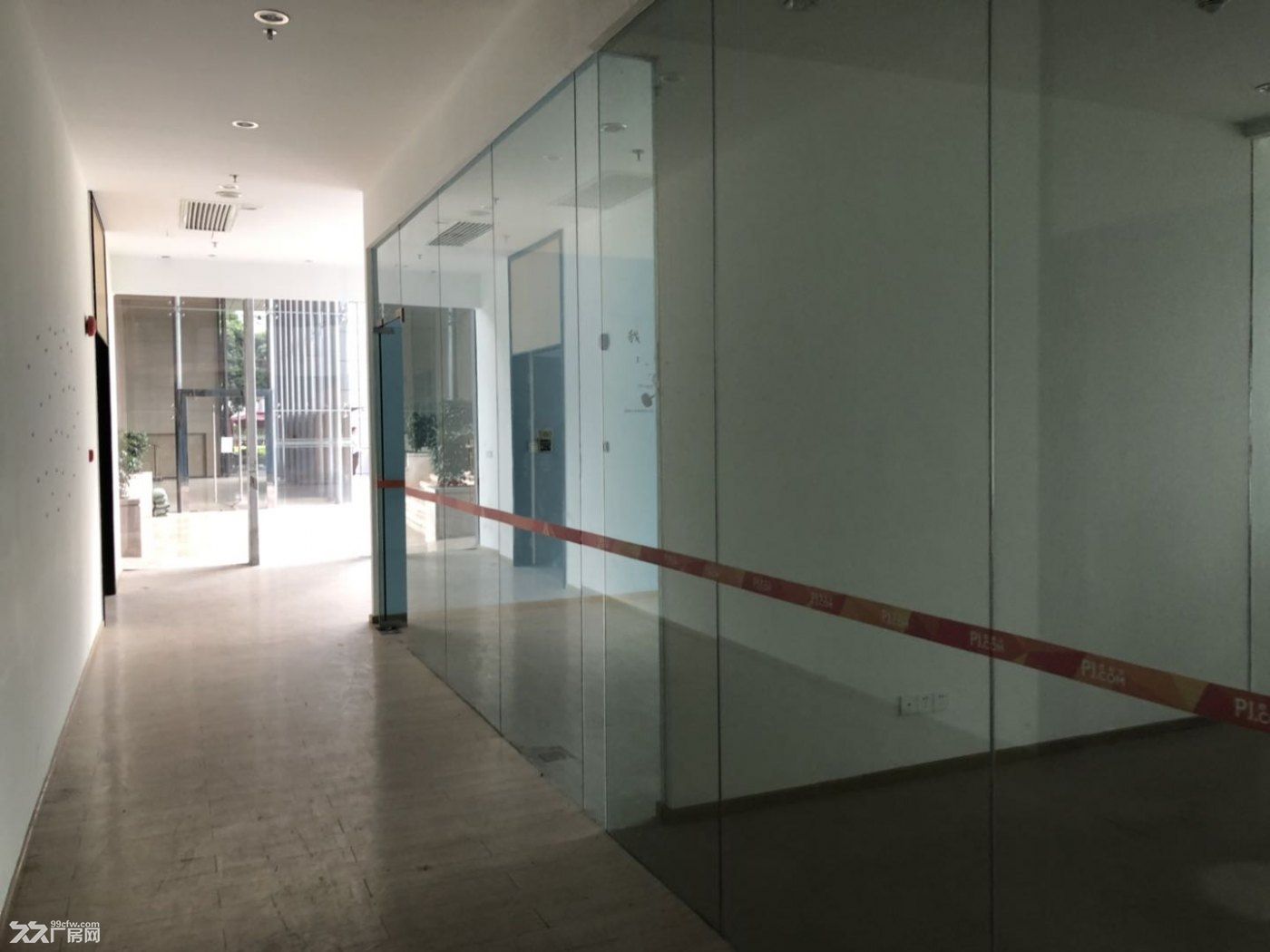 南山西丽地铁口稀有5.2米层高一楼300平实验室展厅办公室出租 - 2
