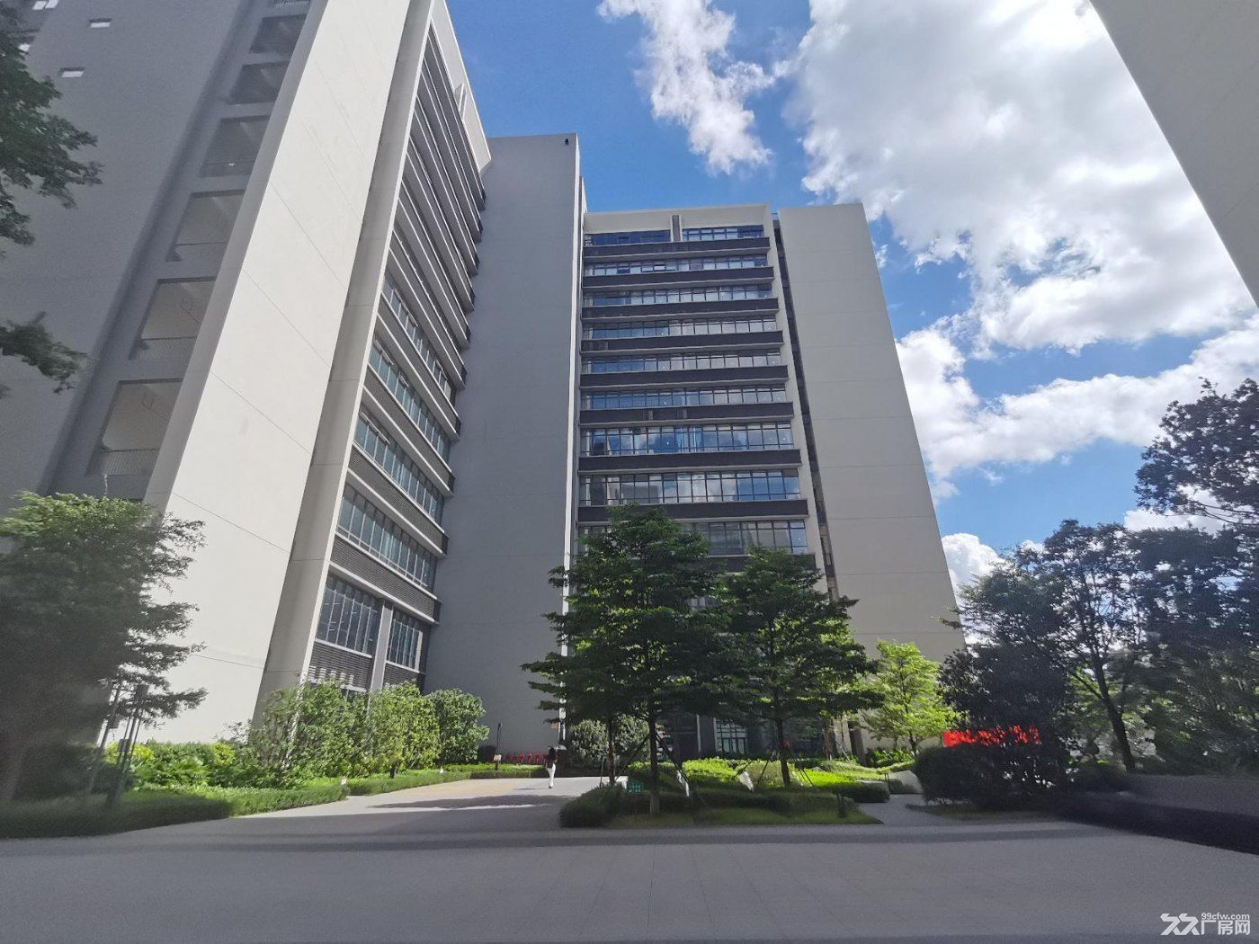 深圳龙华福民地铁口新建工业园楼上层高5.4,1300平米起租