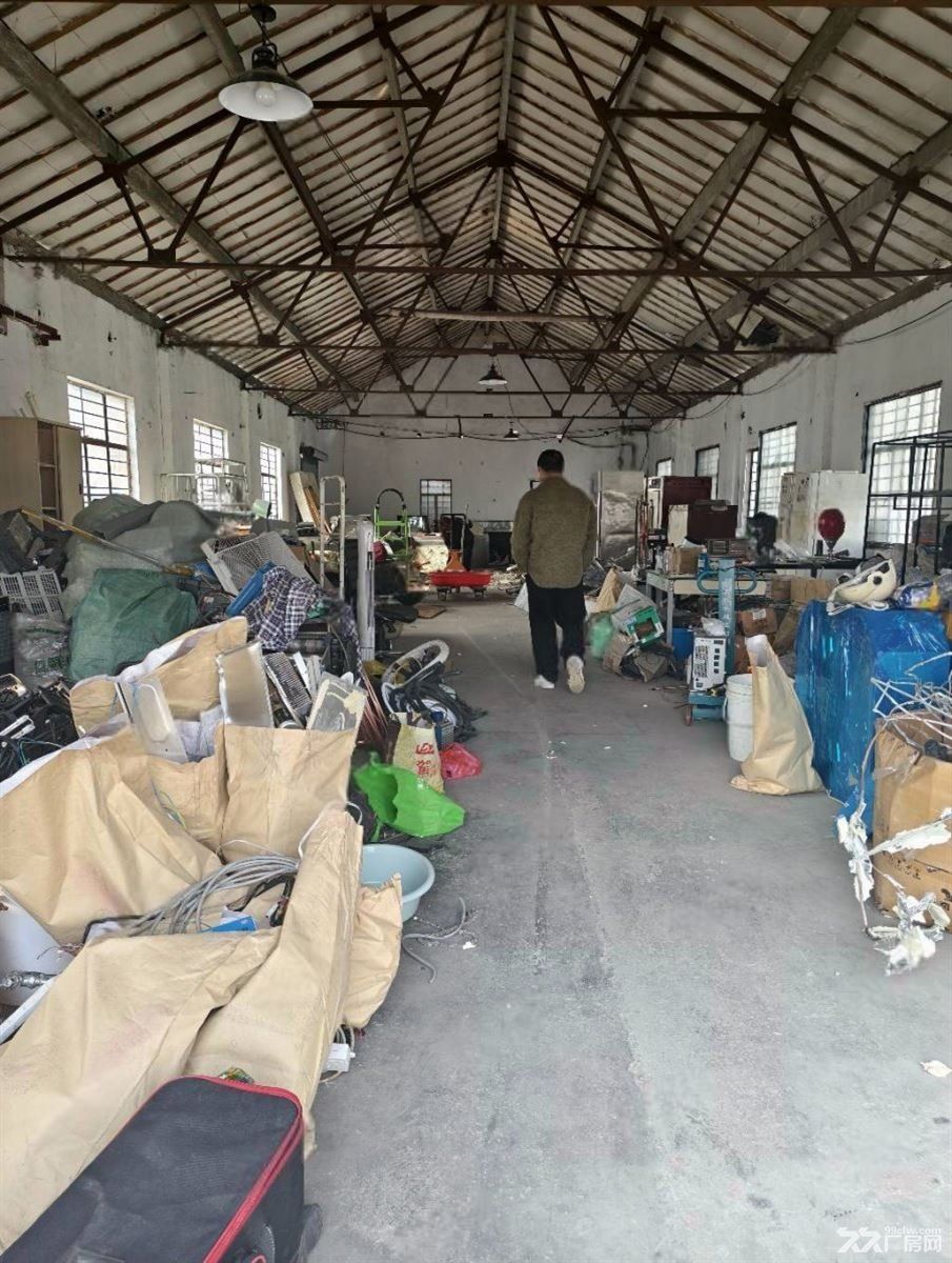 独栋240平厂房仓库出租，外有场地300平使用，大车进出方便