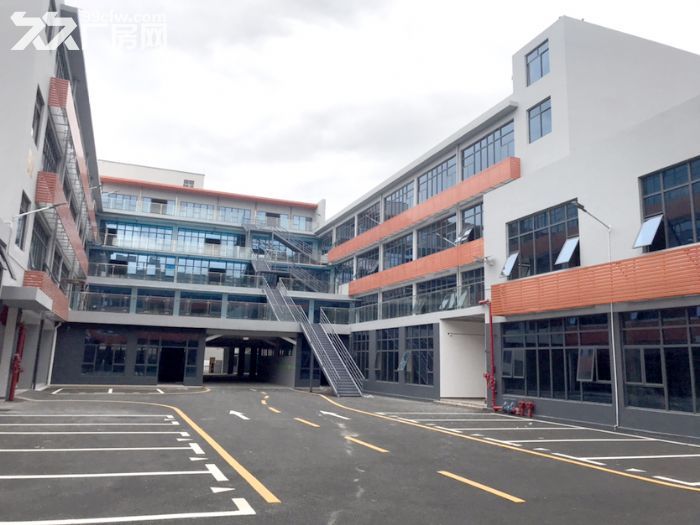 龙岗吉祥地铁口独院精装厂房，3500平，可签5−8年，红本现房，可办环评