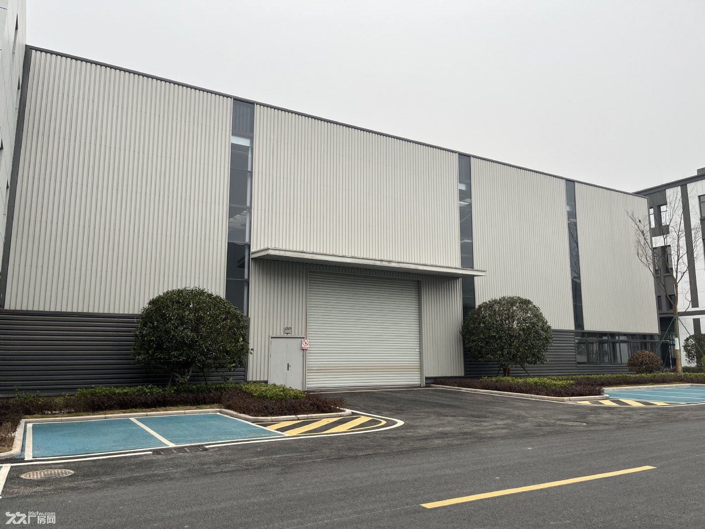重庆主城12米层高单层钢构厂房现房租售,动力电充足,位置优越,交通便利,招工方便 - 3