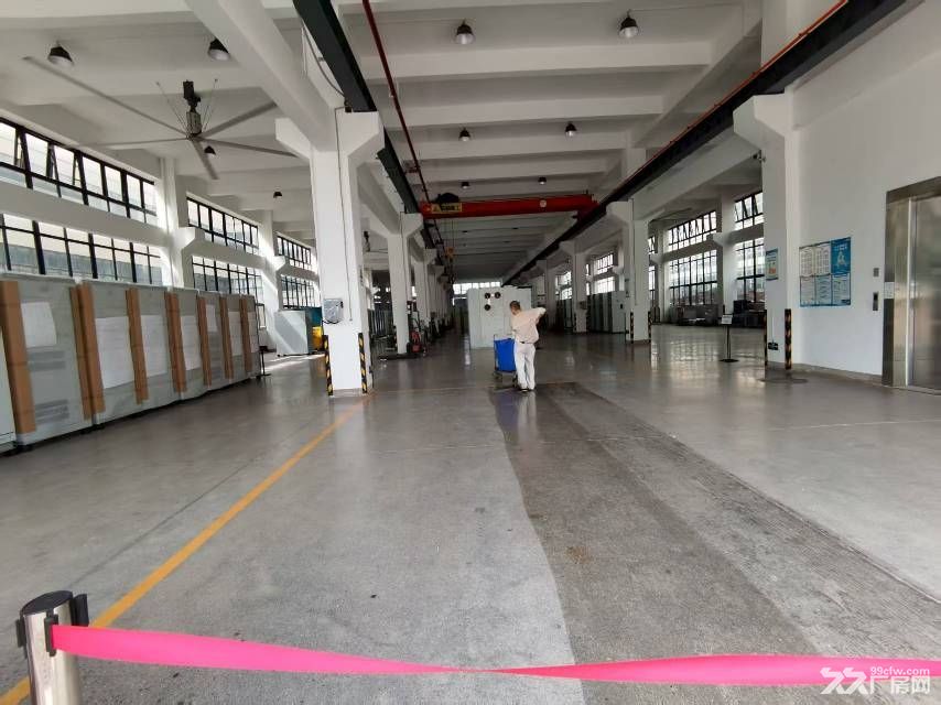 8米高标准一楼厂房带行车出租,金刚砂地面
