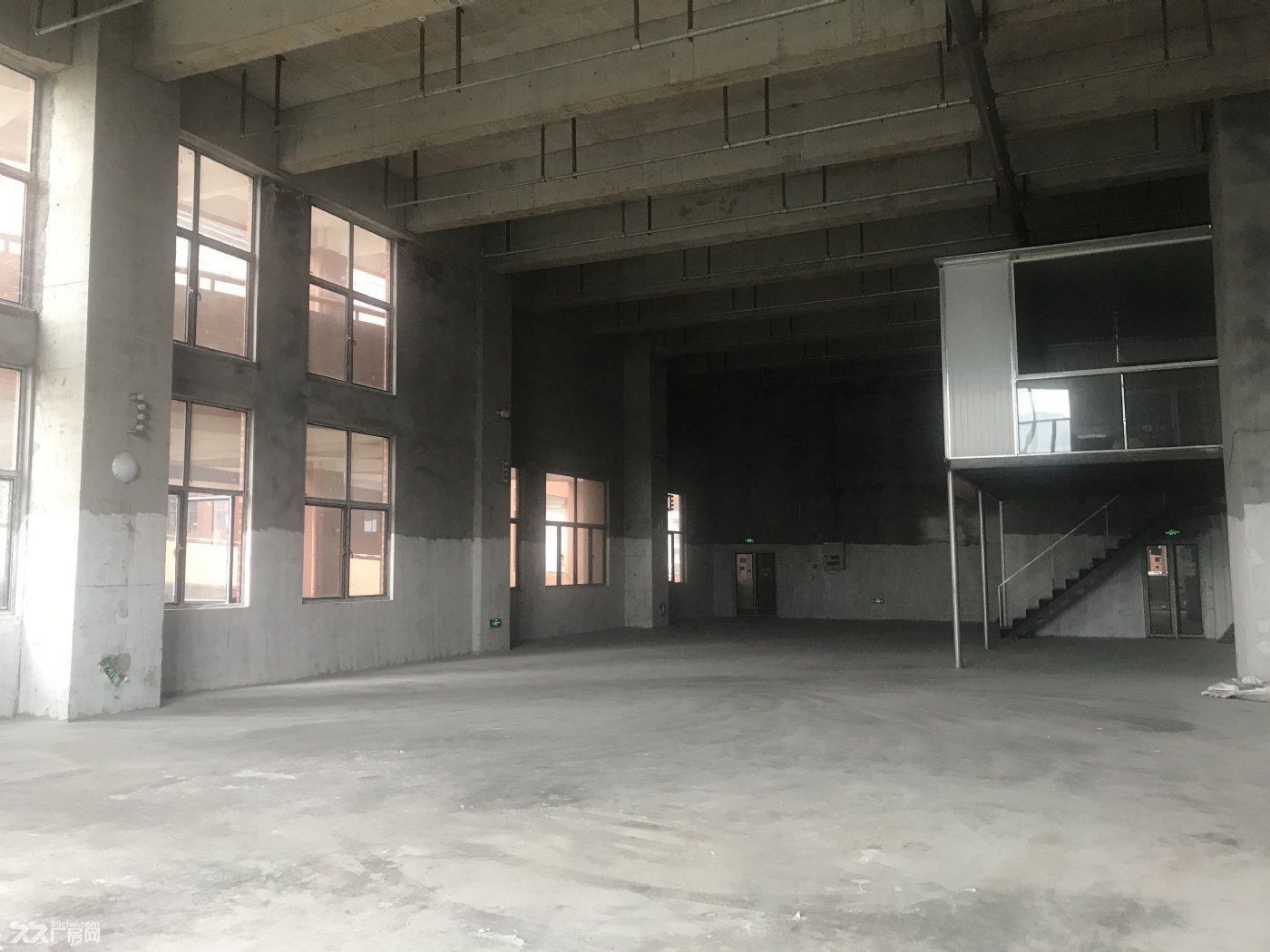 九龙坡中梁山壹本科工城A区有多个厂房仓库出租