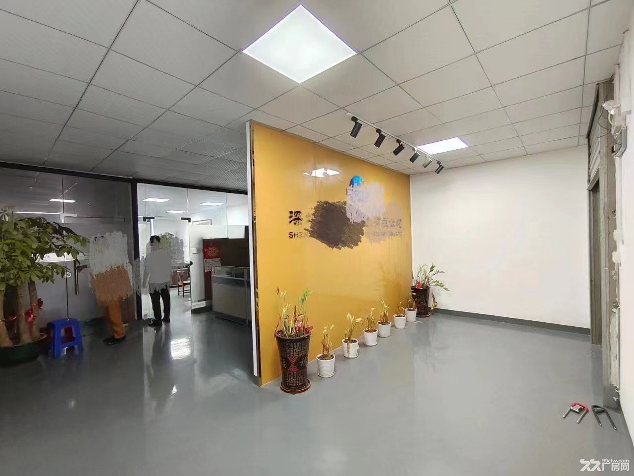 松岗燕川3楼厂房出租400平方 ，  带精装修