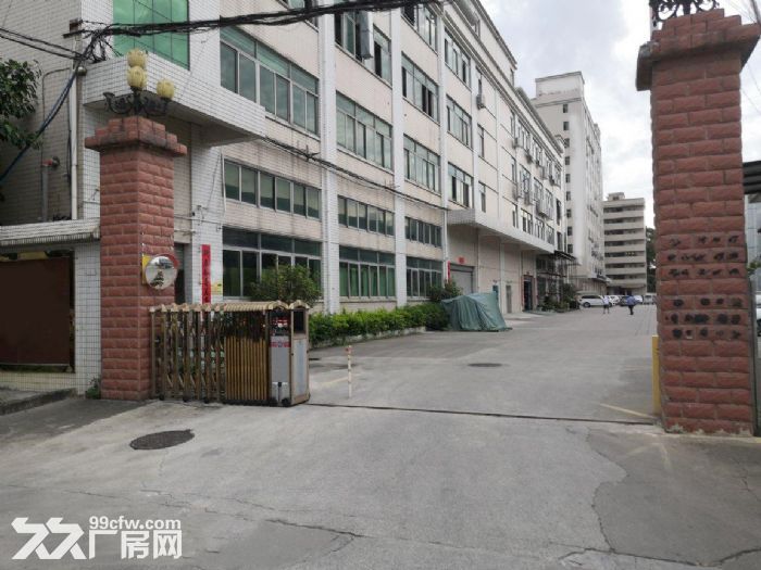 光明区松白路主干道,原房东独院一楼厂房1500平,空地超大,可分租