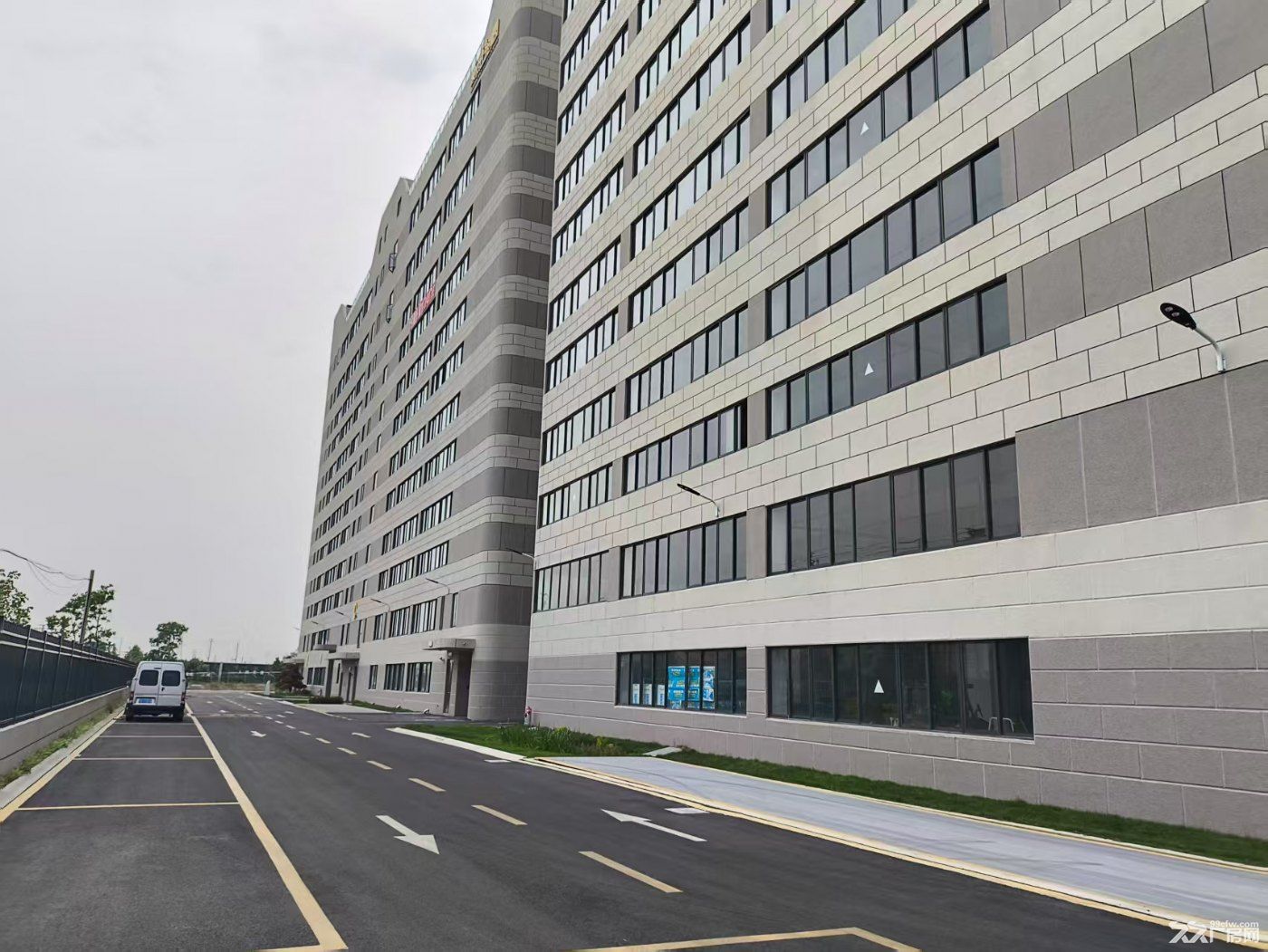 模具城高标准工业园1到8层每层2500平 原房东可分租承重2吨
