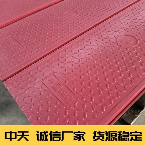 为了提高复合电缆沟盖板的抗冲击性能,在安装护套之前,需将弹性橡胶垫圈粘接牢固