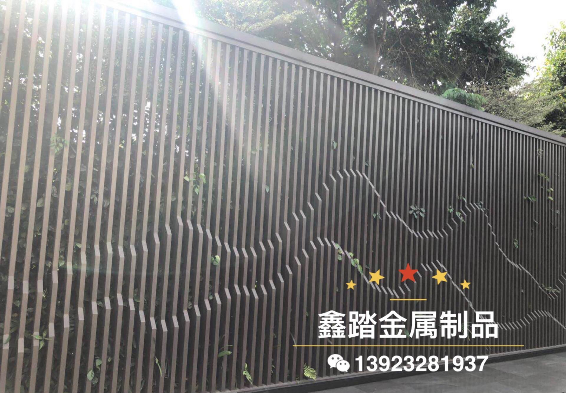 海南售楼部室外不锈钢造型景墙/金属景墙镂空格栅电镀仿古铜案例 - 4