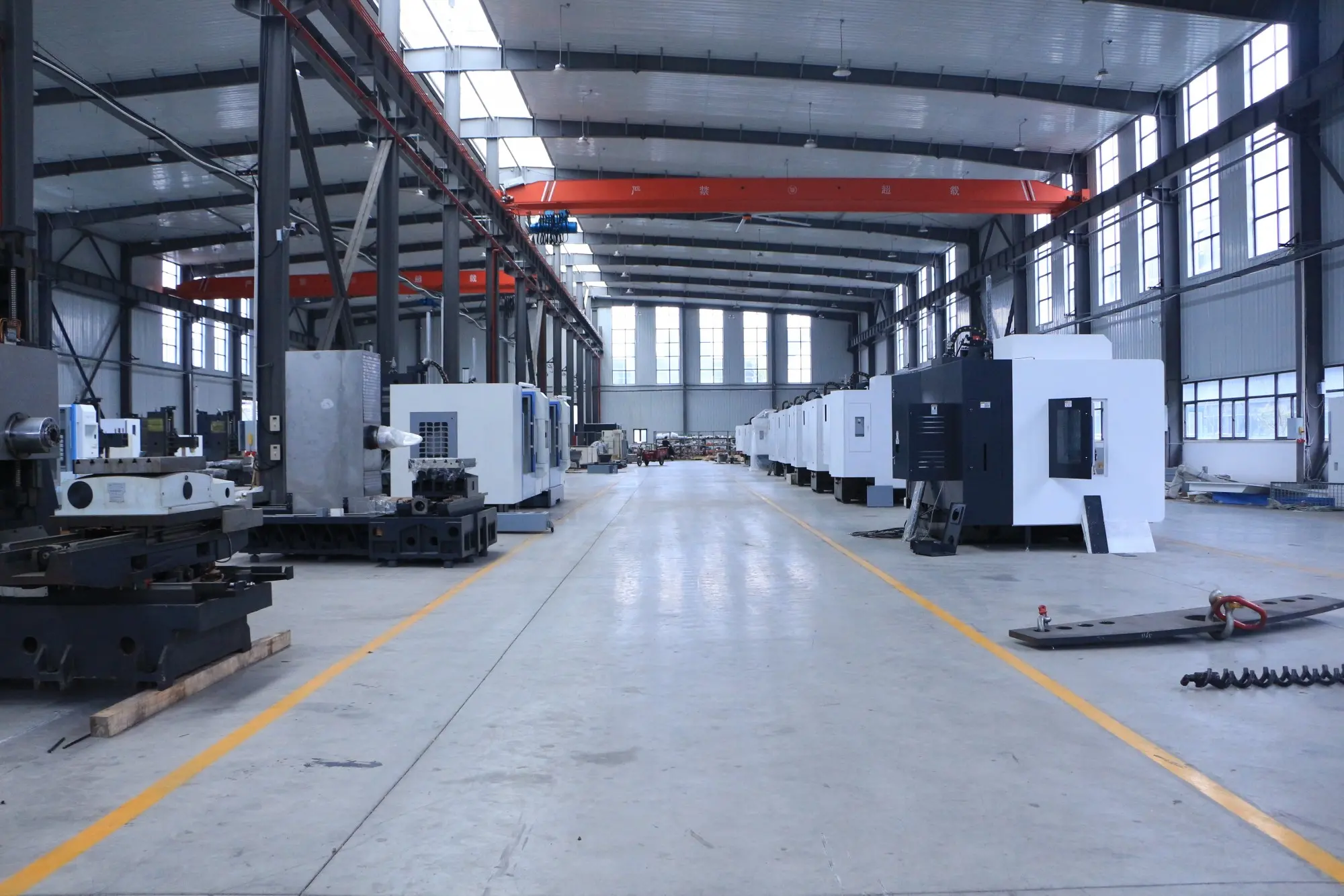 VMC1370数控加工中心是一台两线一硬的加工中心，高刚性性能机型，主要应用于模架胚形业，铸件加工等行业中小板零件加工 - 2