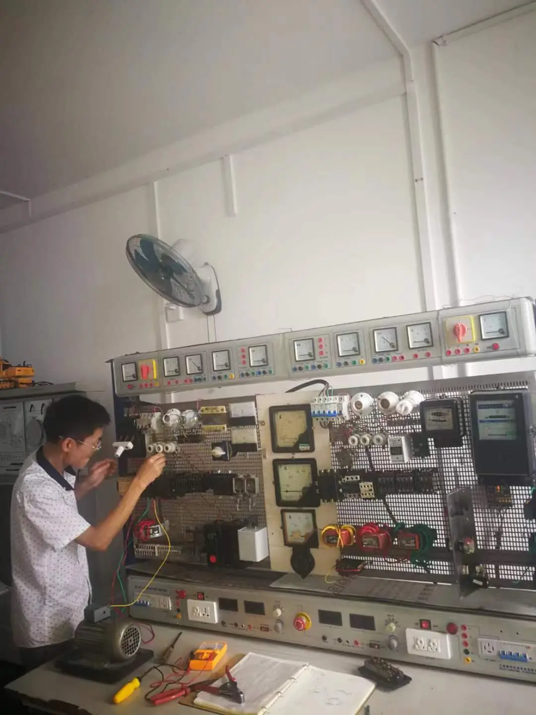 十堰丹江口阳光职校培训叉车电工电焊会计厨师计算机工业机器人等技术
