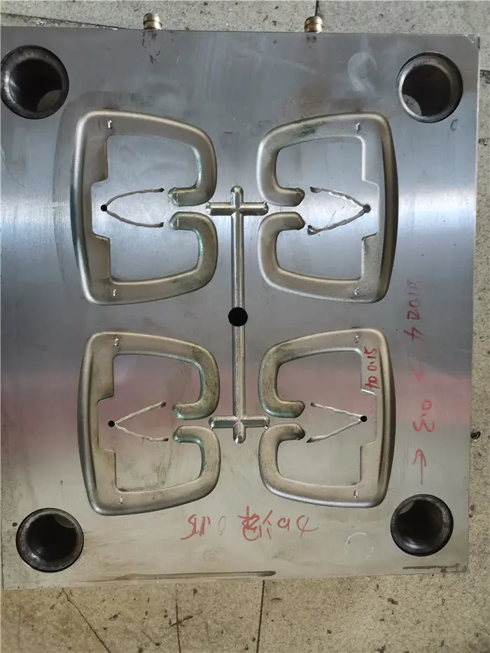 设计生产玩具制造行业中的各类金属模具，金属模具中的精密工匠