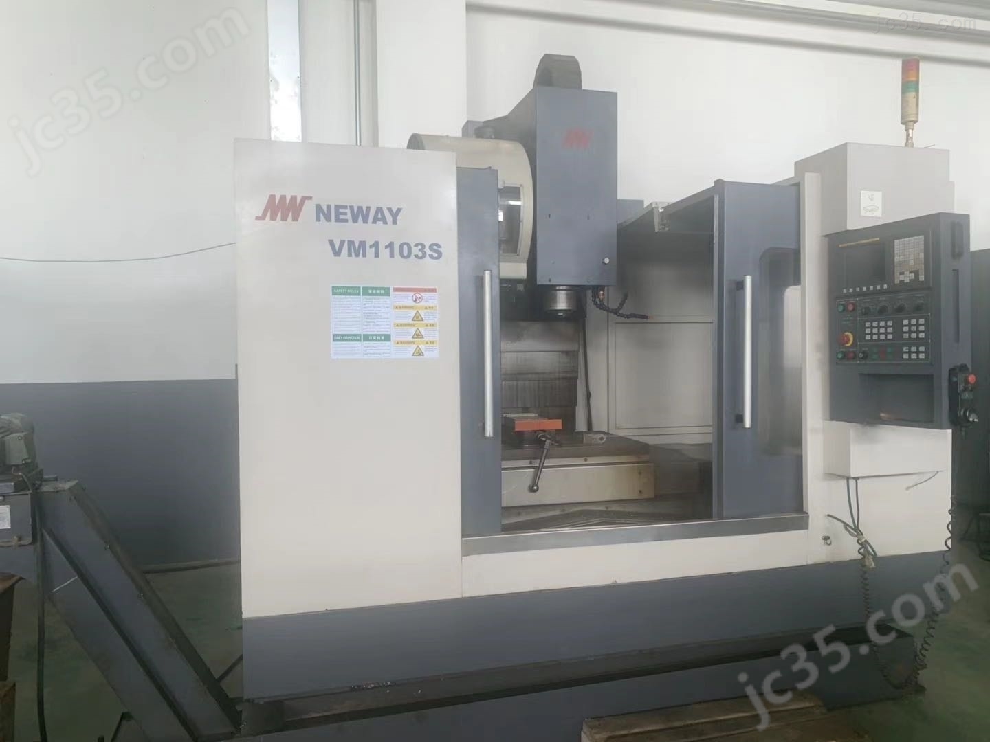 VM1103S 二手台纽威立式加工中心 - 2