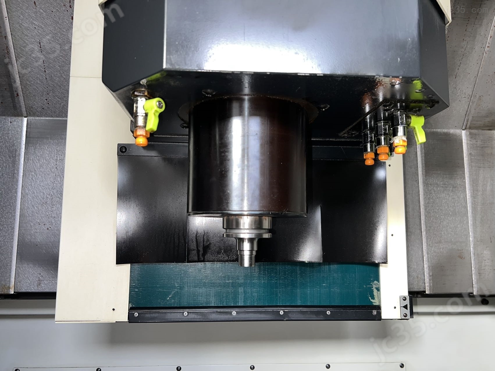 V33 二手牧野V33高速模具机 - 2