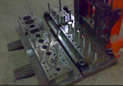 供应冲床级进模冲床级进模冲床模具