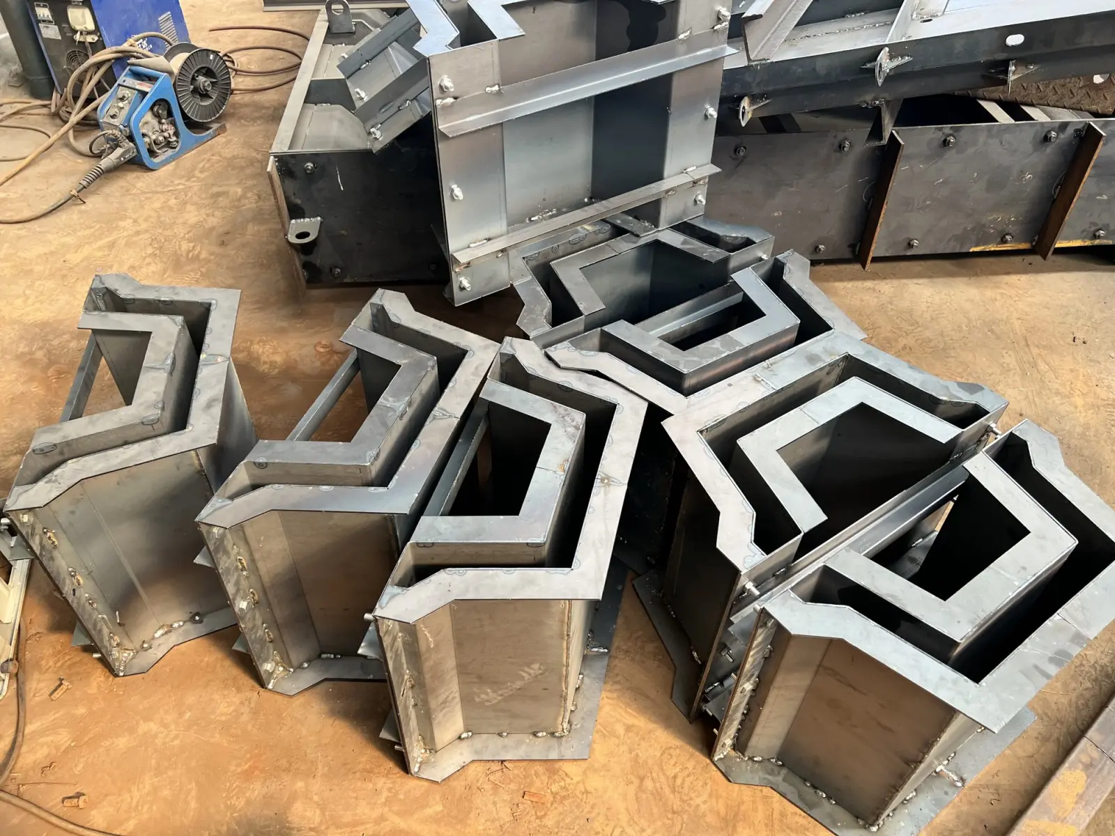 工业废水处理流水槽模具屋面流水槽模具稳定 表面密度高 京伟