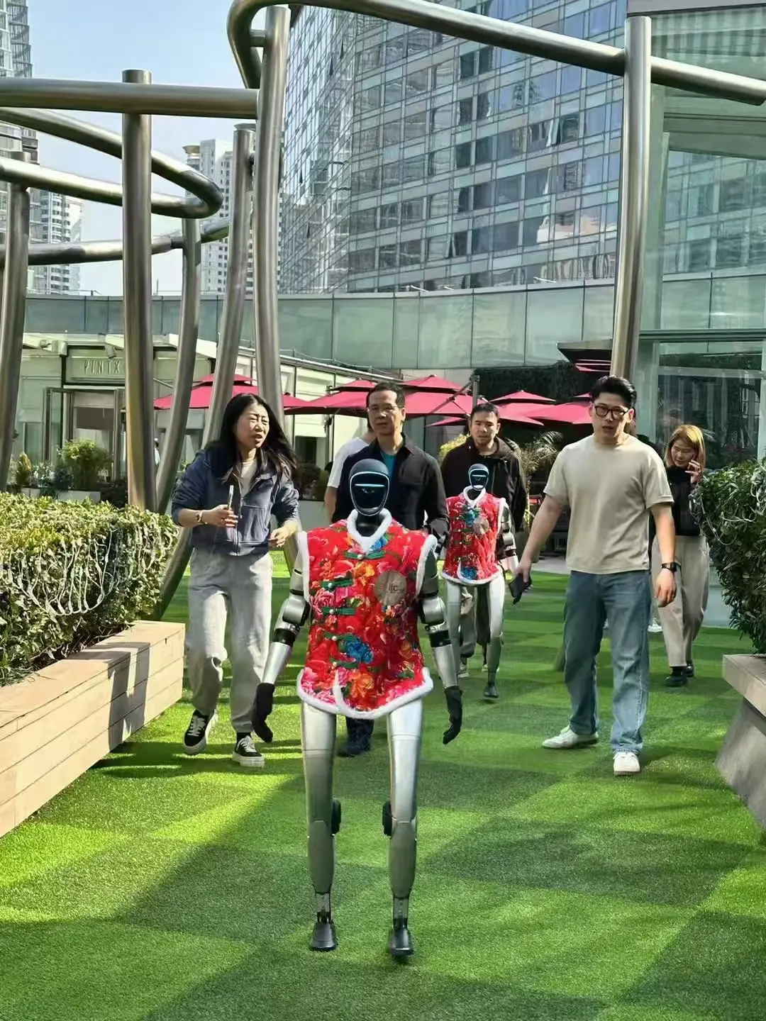 厂区巡检体感交互机器狗出检测证商业美陈道具