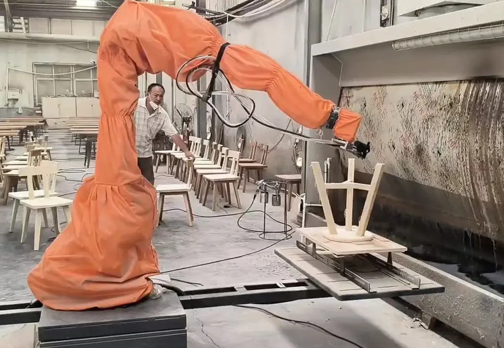 家具喷涂粉尘污染大?免编程喷涂机器人改善车间作业环境