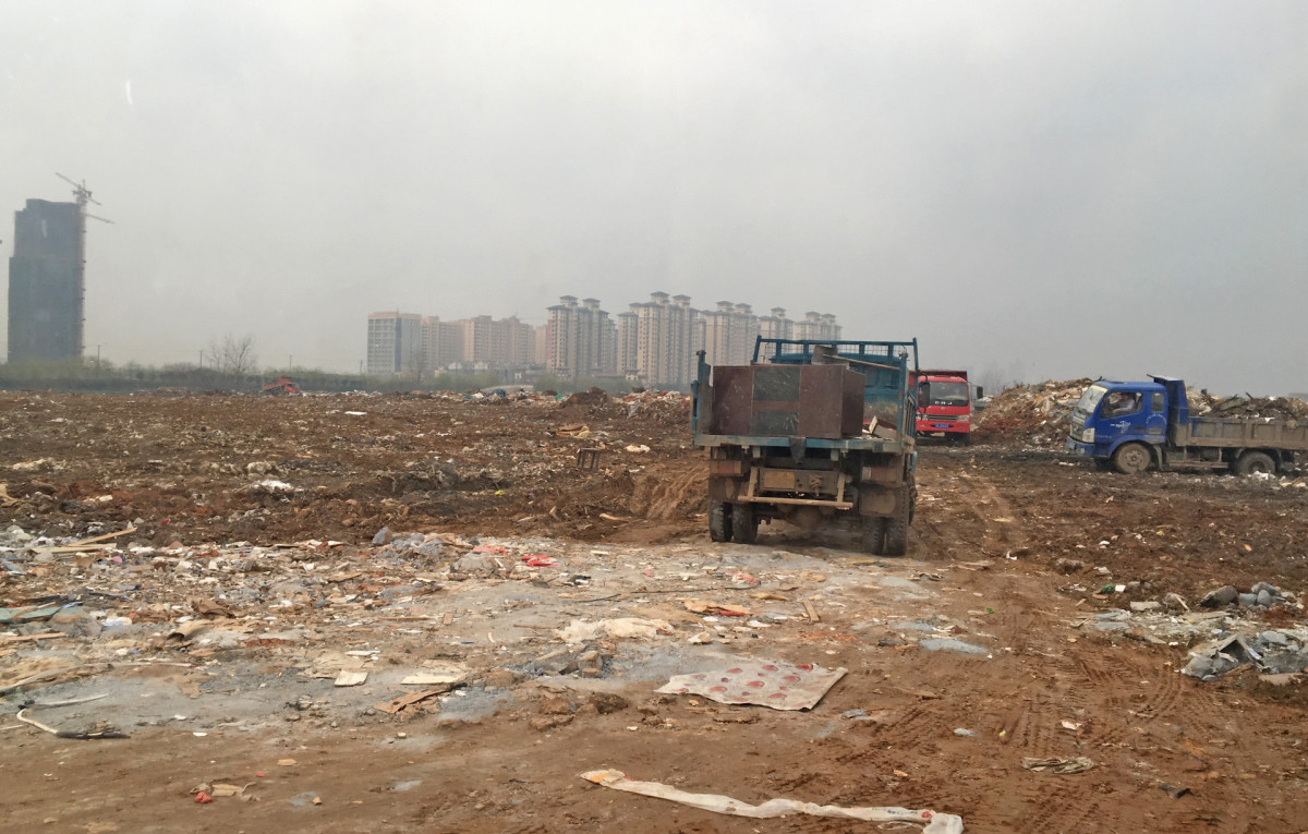 摄图网_700351395_banner_露天垃圾场中卡车倾倒废弃物污染环境（企业商用）